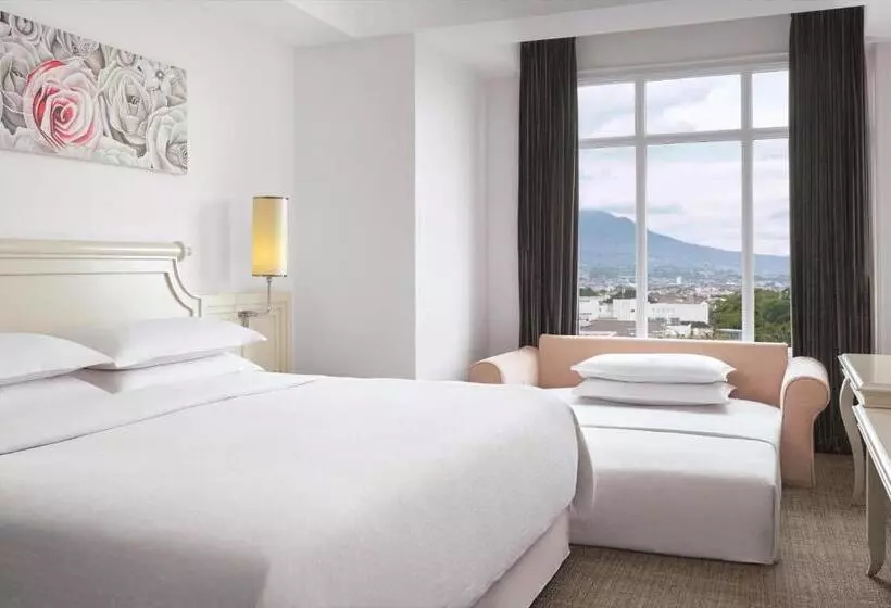 キングサイズベッド、シティビューデラックスルーム, Four Points By Sheraton Bandung