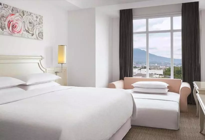 キングサイズベッド、シティビューデラックスルーム, Four Points By Sheraton Bandung