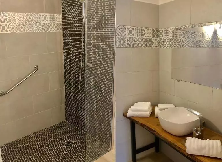 身障者適用キングサイズベッドルーム, Hôtel Casa Rossa & Spa