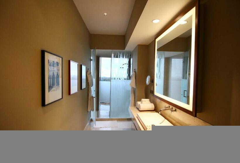 اتاق لوکس با تخت بزرگ, Taj Bangalore