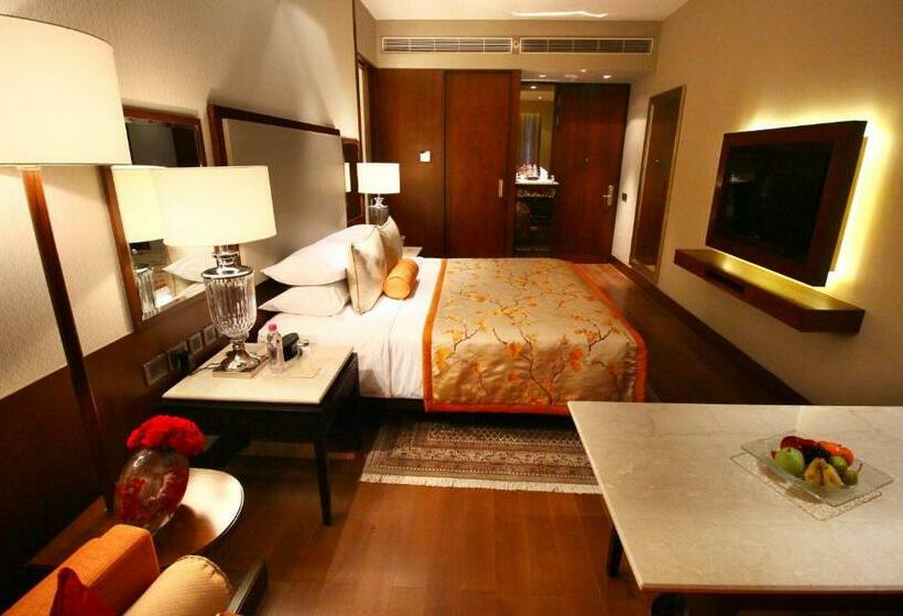 带大床的俱乐部房间, Taj Bangalore