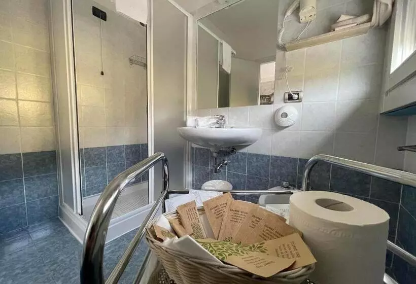 スタンダード４人部屋, Lake Garda Hostel