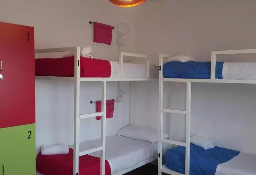 スタンダード４人部屋, Lake Garda Hostel