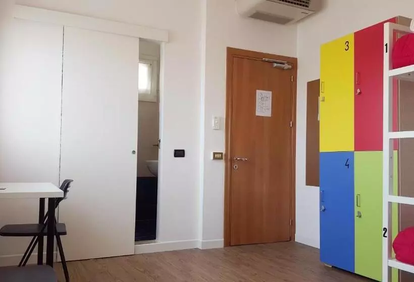 スタンダード４人部屋, Lake Garda Hostel