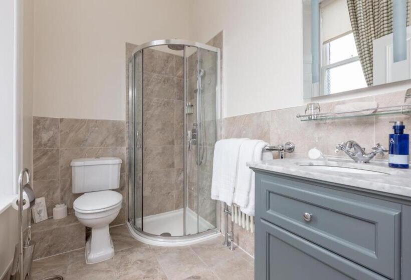 Номер Стандарт, Victoria Square & The Orangery