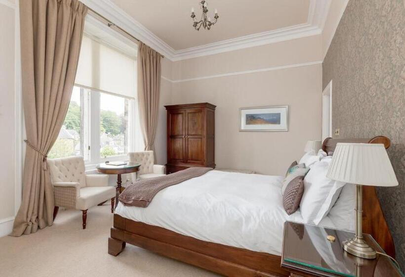 Номер Стандарт, Victoria Square & The Orangery