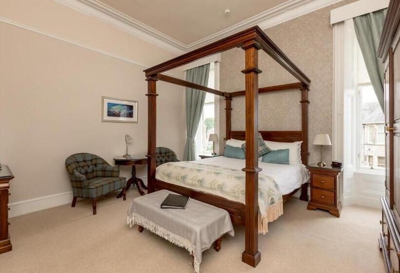 Номер Стандарт, Victoria Square & The Orangery