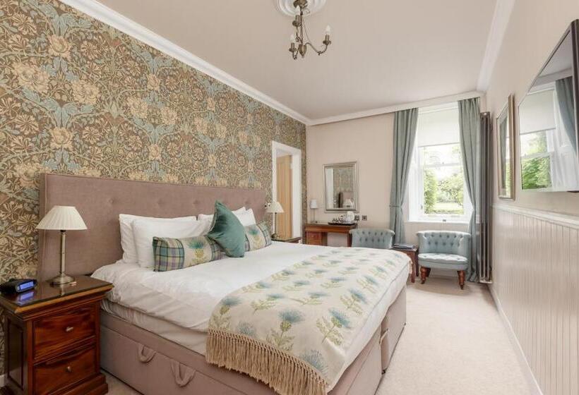 Номер Стандарт, Victoria Square & The Orangery