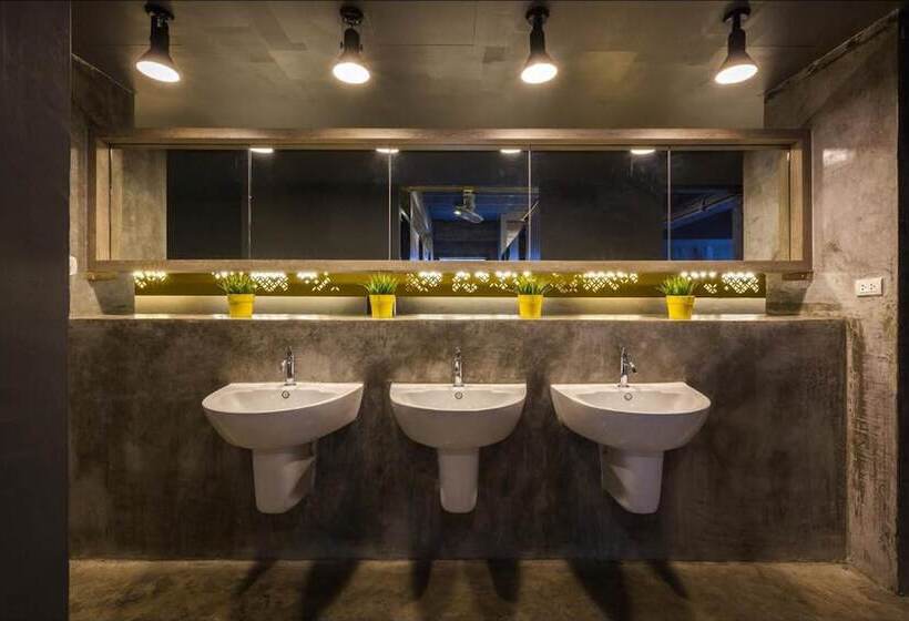 스탠다드 4인용 룸 공용 욕실, Fulfill Phuket   Sha