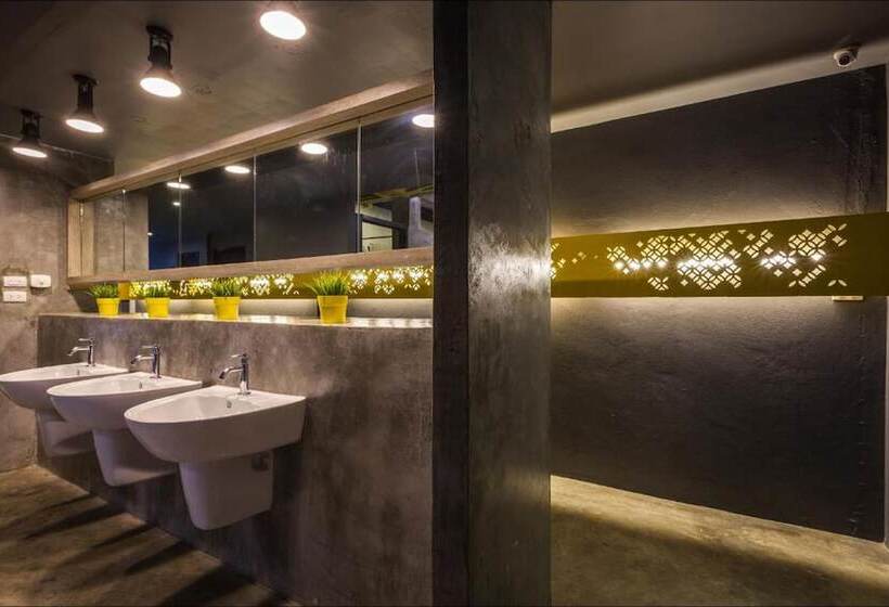 스탠다드 4인용 룸 공용 욕실, Fulfill Phuket   Sha