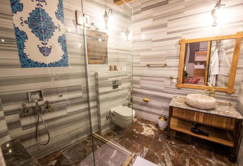 سوییت, Charming Cave