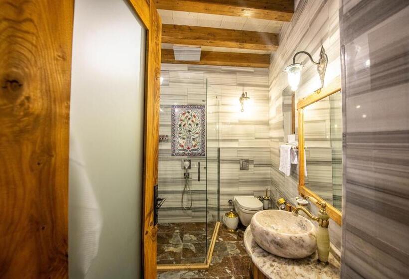 سوییت, Charming Cave