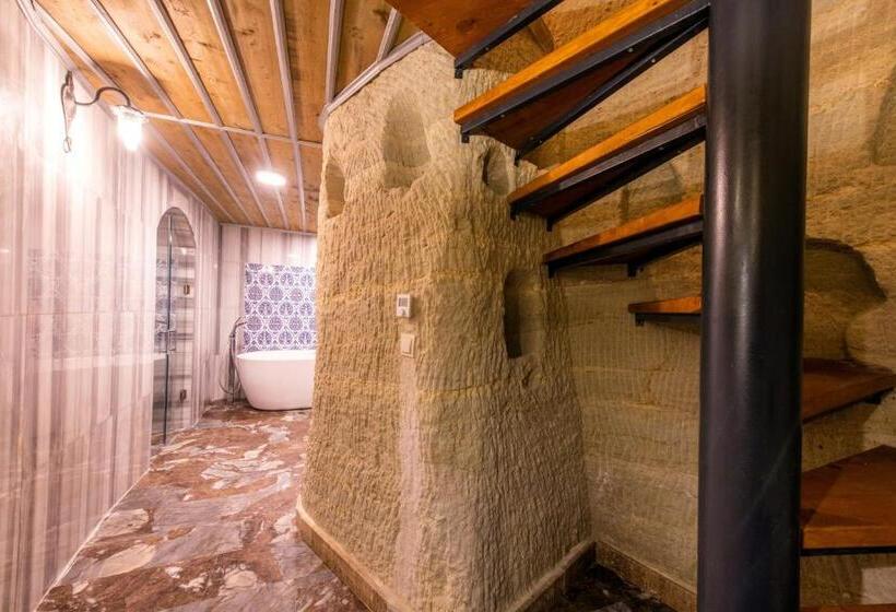 سوییت جونیور, Charming Cave