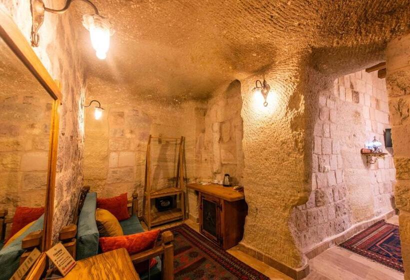 سوییت جونیور, Charming Cave