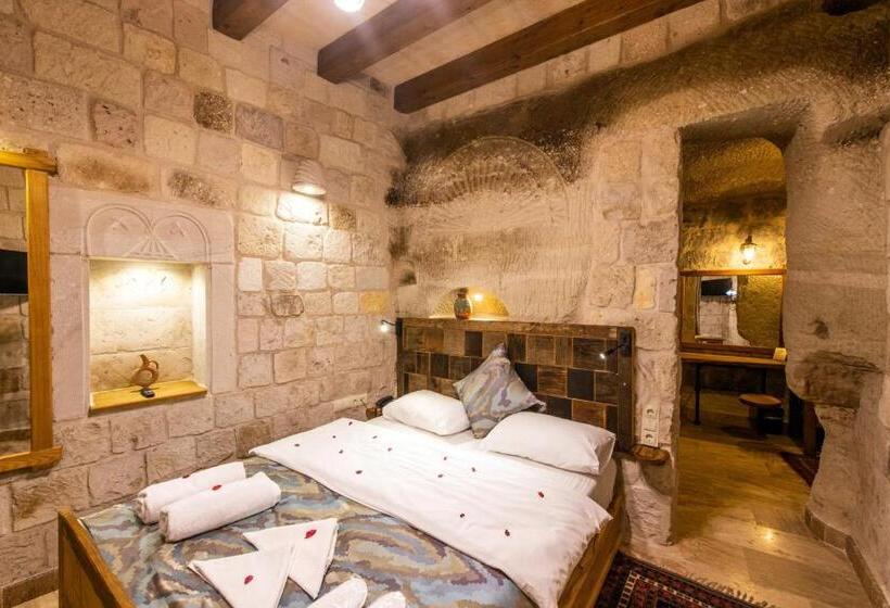 سوییت جونیور, Charming Cave