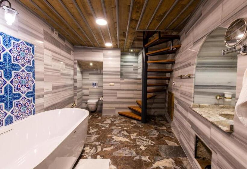 سوییت جونیور, Charming Cave