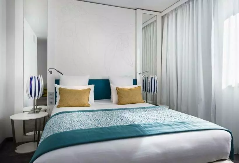 キングサイズベッドのスーペリアルーム, Golden Tulip Marseille Euromed