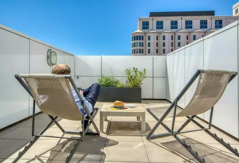キングサイズベッドのスーペリアルーム, Golden Tulip Marseille Euromed