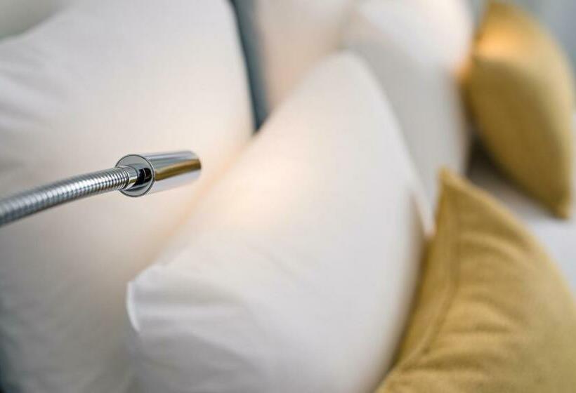 اتاق استاندارد با چشمانداز دریا, Golden Tulip Marseille Euromed