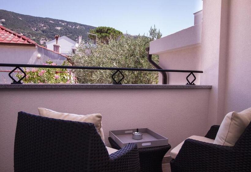 اتاق استاندارد با بالکن, Heritage Forza