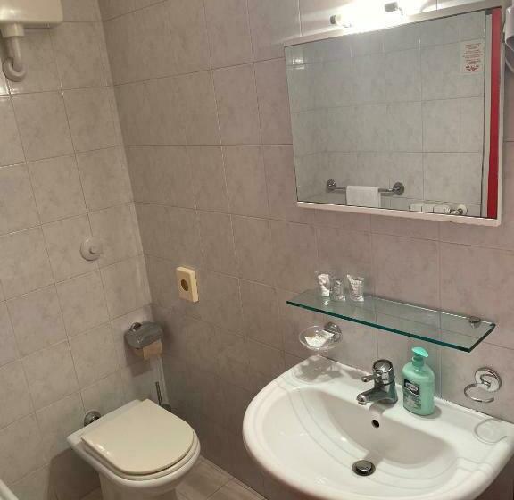 חדר קלאסי לשלושה, Mazzini