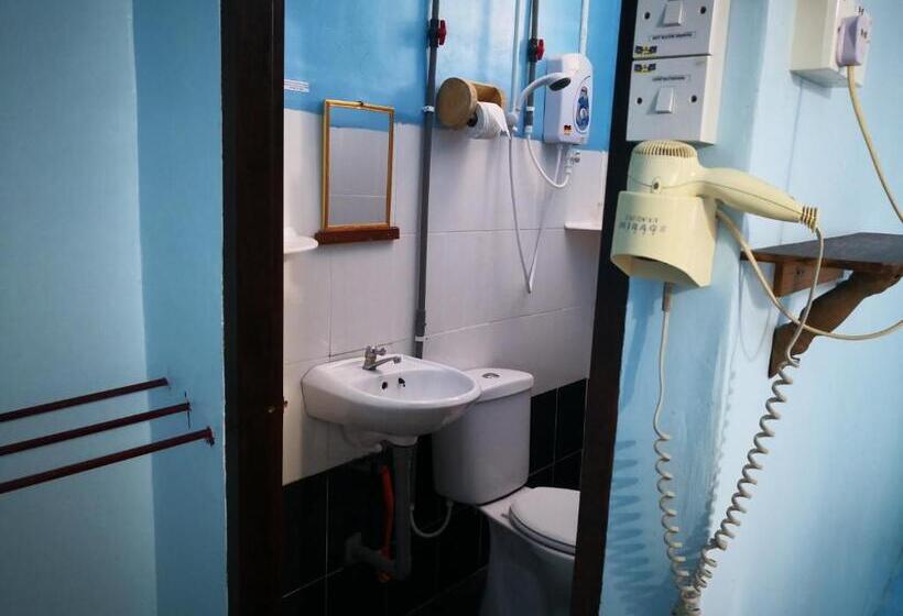 חדר סטנדרט לשלושה, Pangkor Fish House