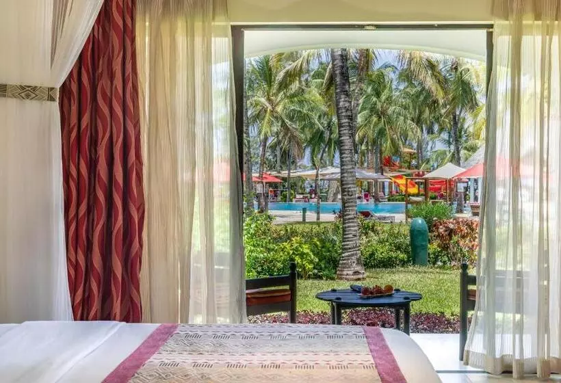 اتاق لوکس با چشم‌انداز استخر, Prideinn Paradise Beach Resort & Spa Mombasa