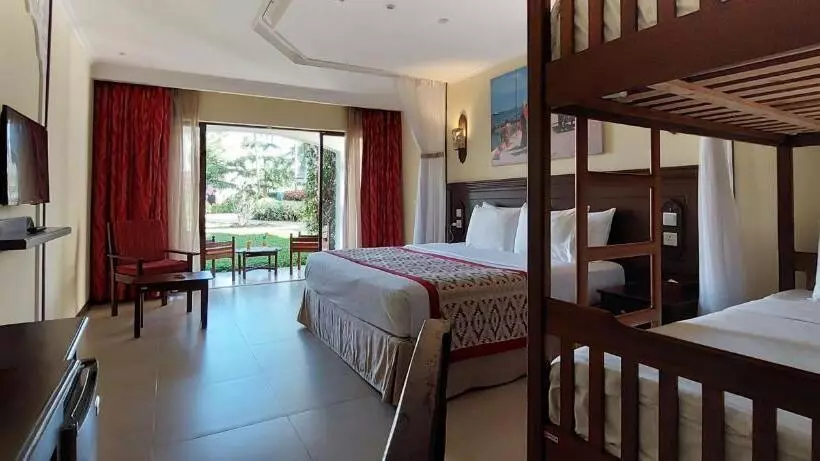 اتاق لوکس با چشم‌انداز استخر, Prideinn Paradise Beach Resort & Spa Mombasa