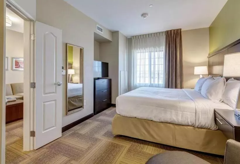 キングサイズベッドのスイートルーム, Staybridge Suites St Louis   Westport, An Ihg