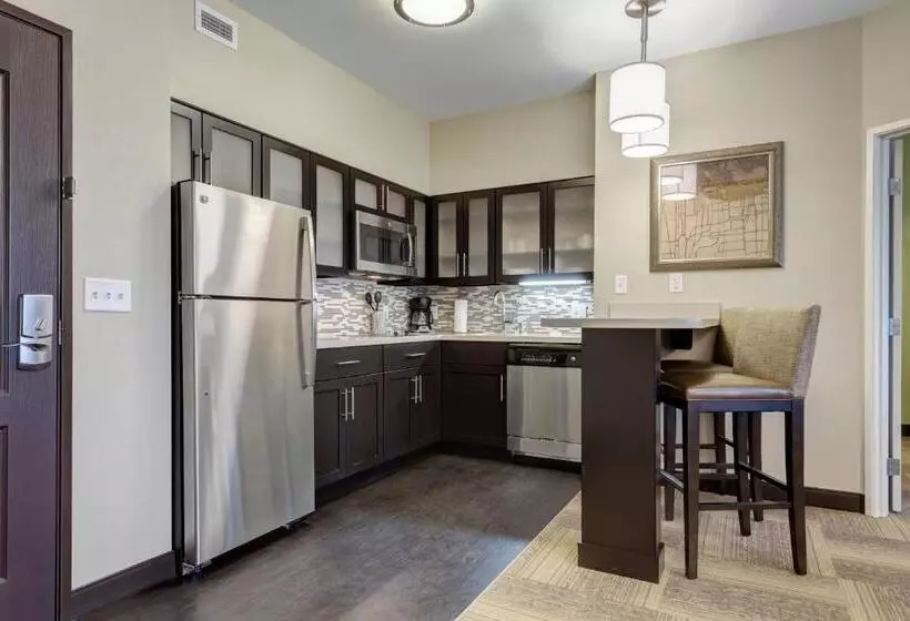 身障者適用キングサイズベッドルーム, Staybridge Suites St Louis   Westport, An Ihg
