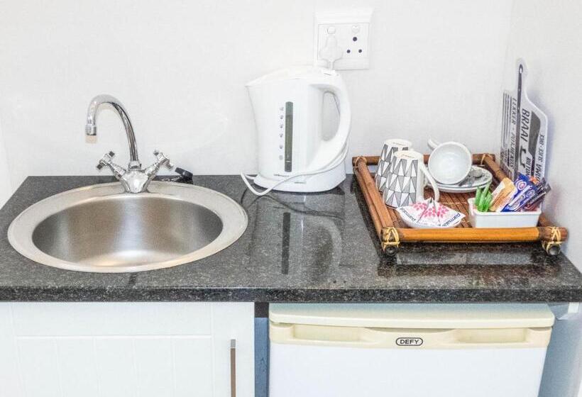 اتاق سوپریور با چشم‌انداز باغ, Sheilan House