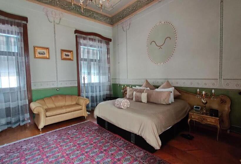 سوییت سوپریور, Azcami Boutique