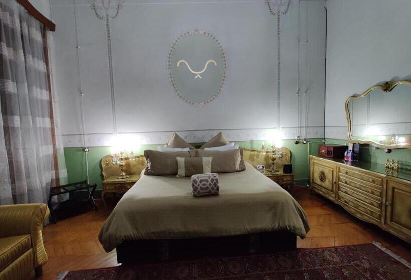 سوییت سوپریور, Azcami Boutique