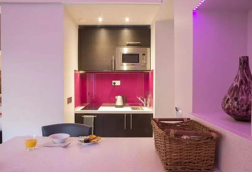 スイート, Court Residence Apart