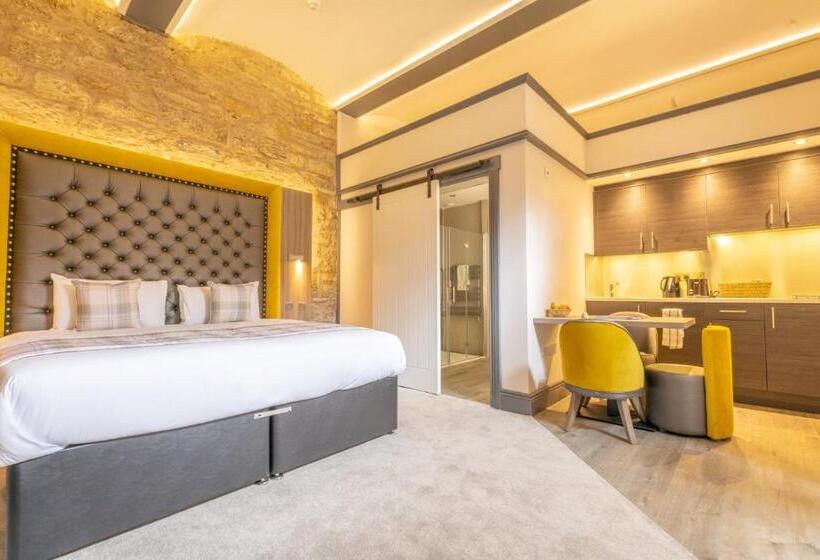 جناح, Court Residence Apart