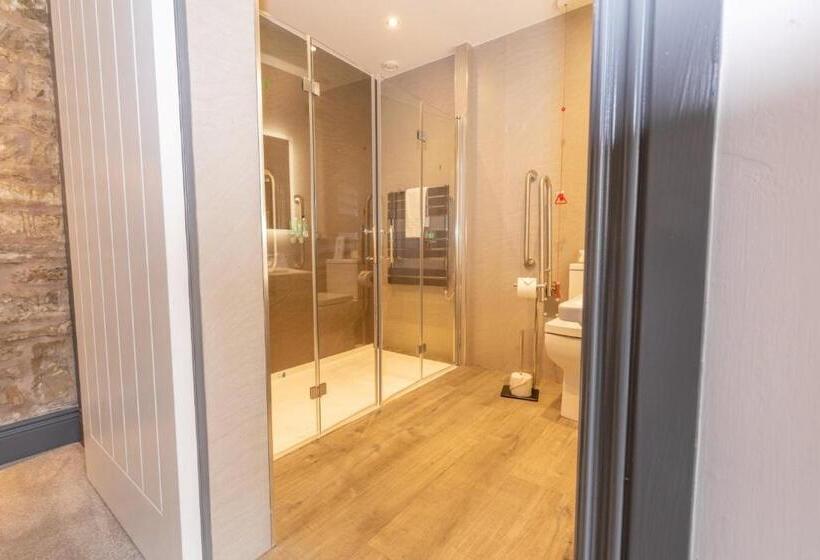 جناح, Court Residence Apart