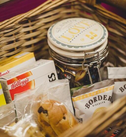 جناح, Court Residence Apart