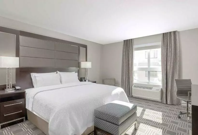 キングサイズベッドのスタンダードルーム, Hampton Inn & Suites Worcester