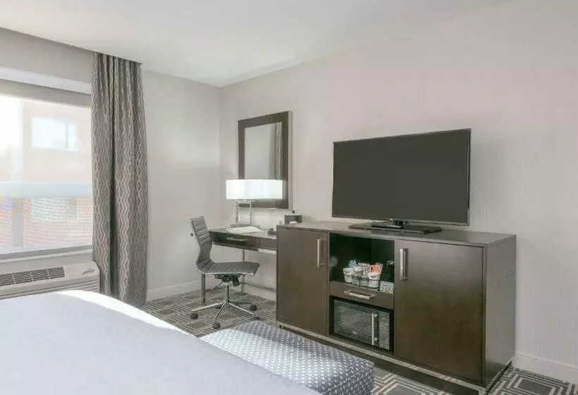 キングサイズベッドのスタンダードルーム, Hampton Inn & Suites Worcester