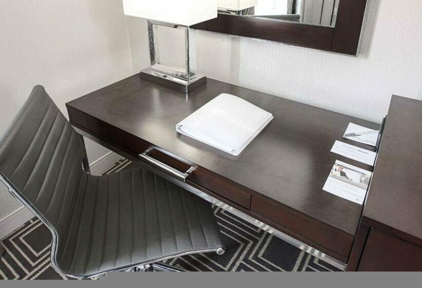 带大床的标准间, Hampton Inn & Suites Worcester