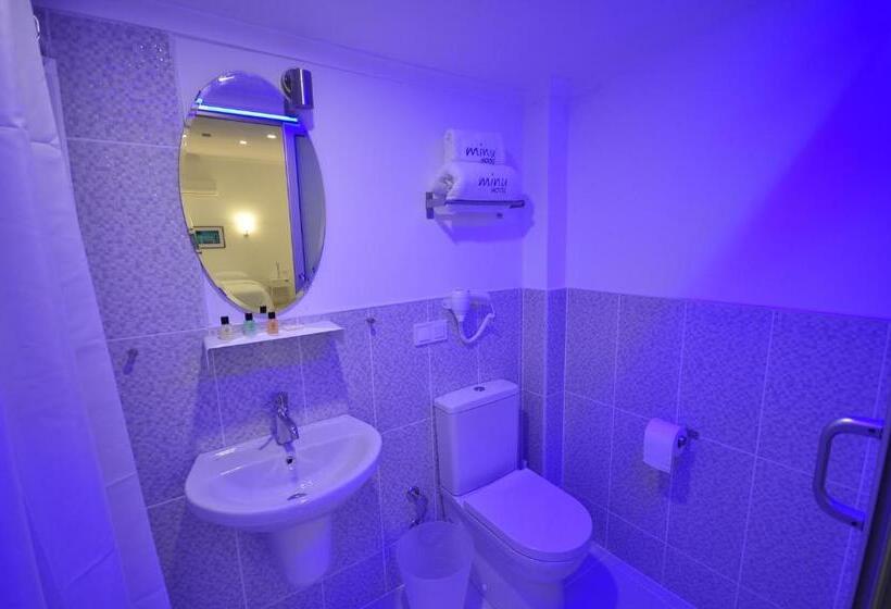 غرفة قياسية مزوَّدة بشُرفة, Minu