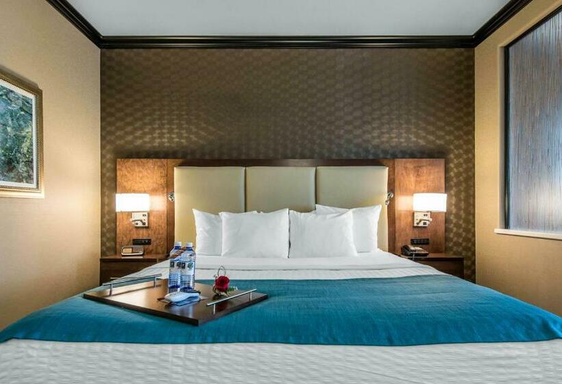 מיטת קינג בסוויטה, The Heritage Inn & Suites, Ascend  Collection