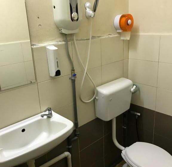 חדר משפחתי, Rasa Motel