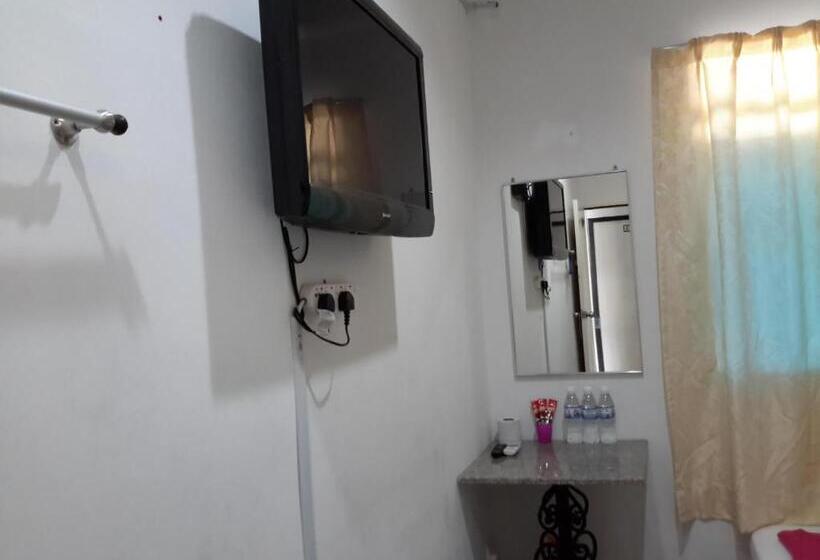 חדר דלוקס לשלושה, Rasa Motel