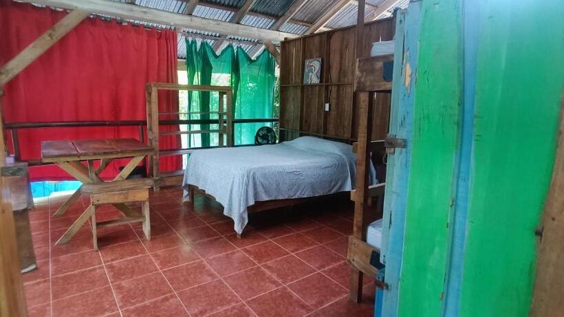 Quarto Quadruplo Estandar Banheiro Compartilhado, Flutterby House Hostel