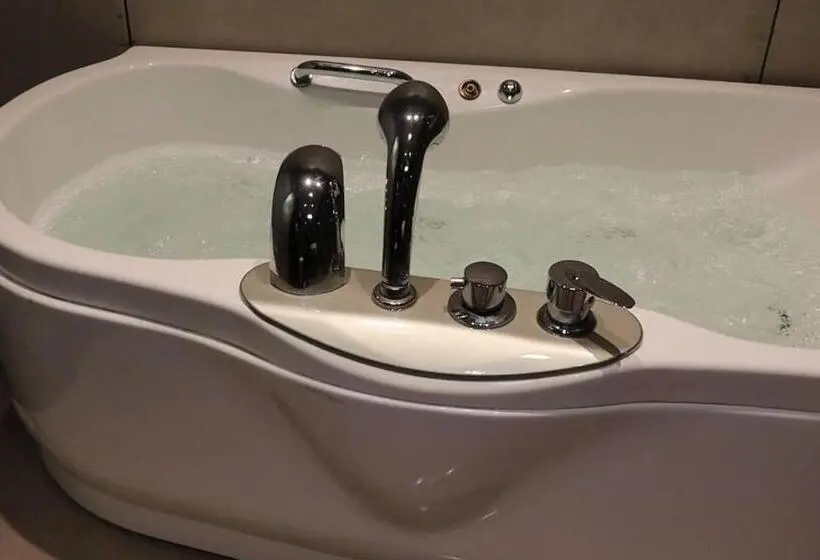 ハイドロマッサージバス付きスイート, Fabhotel Prime Welcome Palace Inside Chandni Chowk Complex