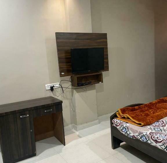 חדר קלאסי לשלושה, Oyo 80950b Samrat Lodge