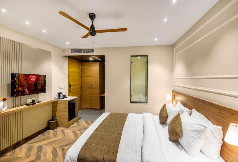 디럭스 룸 킹사이즈 침대, Pride Hotel And Resort Rishikesh