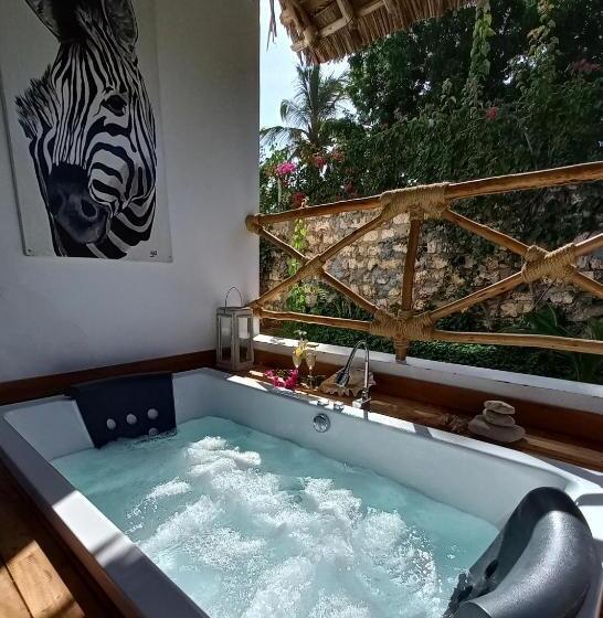 سوئیت با وان آب گرم, Dama Villa