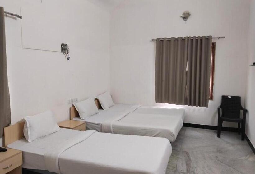 コンフォートトリプルルーム, Roshini Serviced Apartments